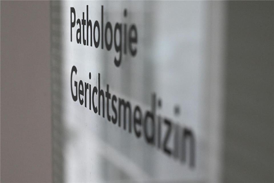 Erst die Obduktion schaffte Klarheit über die Identität des Toten. (Symbolbild)Marijan Murat/dpa