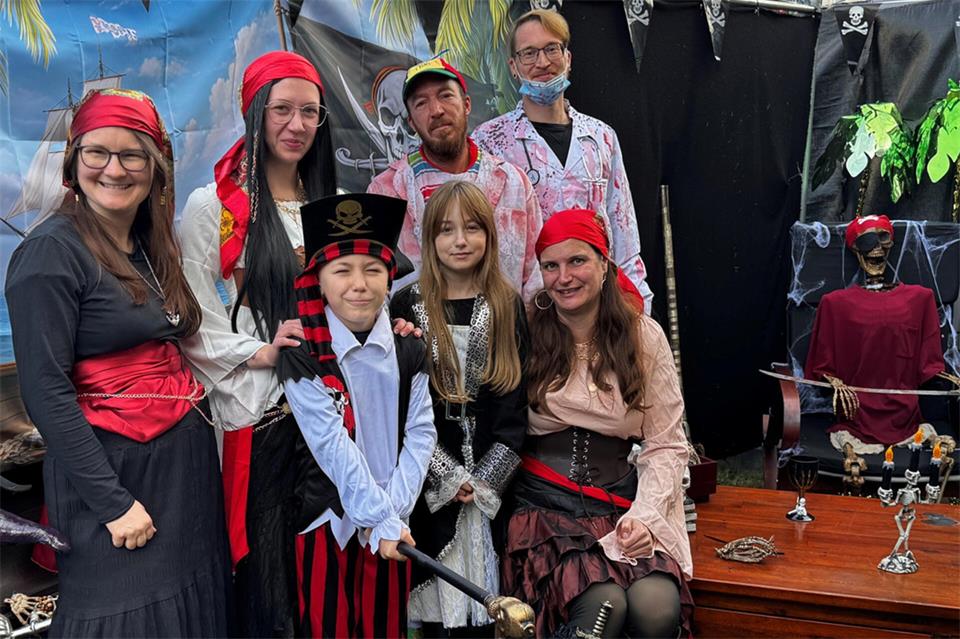 Erst ein Piraten-Kindertag am Freitag, dann die Grusel-Psychiatrie am Samstag: So lautet der Plan der Hausgemeinschaft, die am Nordring den Horrorgarten organisiert.