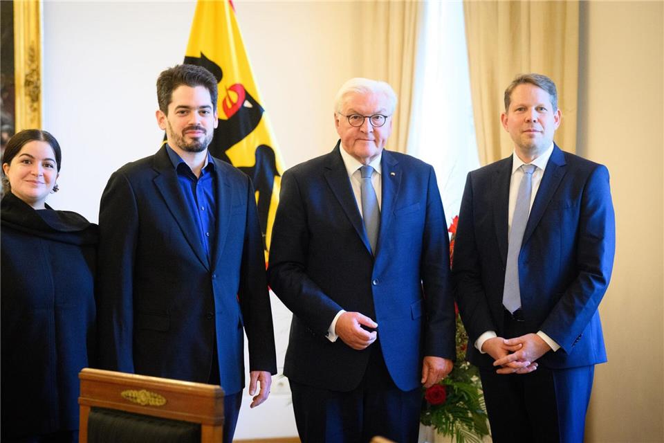 Erst eine Aus- dann eine Einladung: Intendant Wiegand zusammen mit dem designierten Chefdirigenten Shani bei Bundespräsident Steinmeier (Archivbild).Bernd von Jutrczenka/dpa