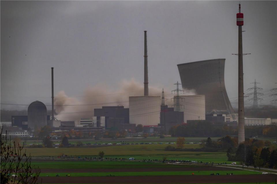 Kühltürme in Gundremmingen gesprengt – Tausende schauen zu Erst fiel der linke Turm, dann der rechte.Peter Kneffel/dpa