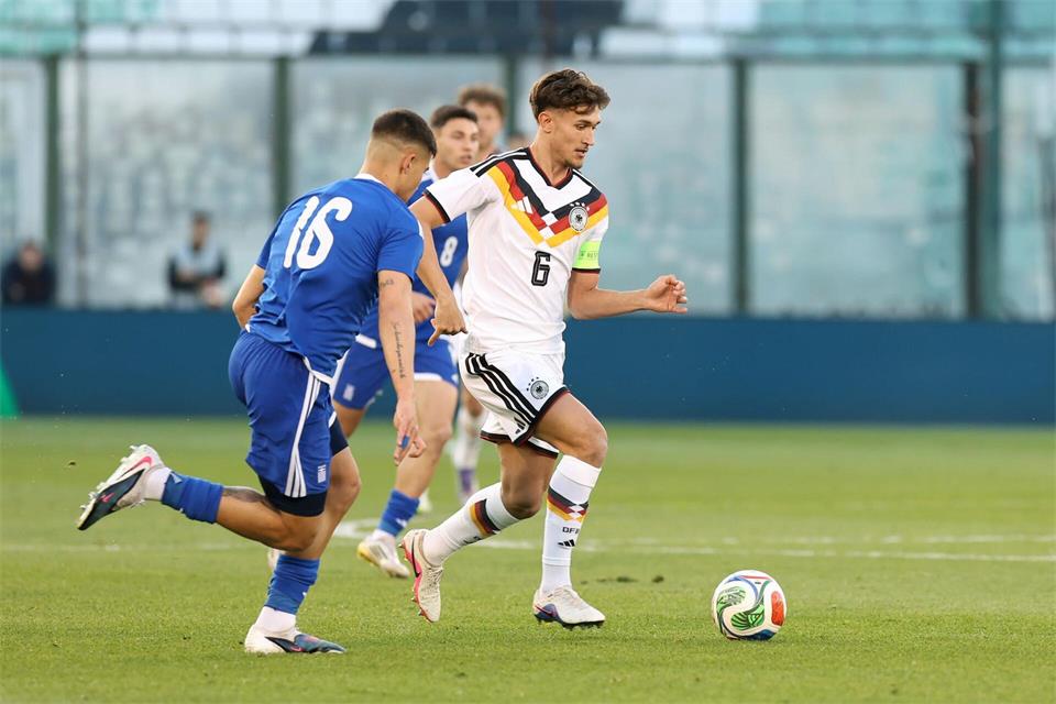 Erst für die U21, dann für Klopp: Tom Bischof hat viel vor. (Archivbild)Yorgos Karahalis/dpa