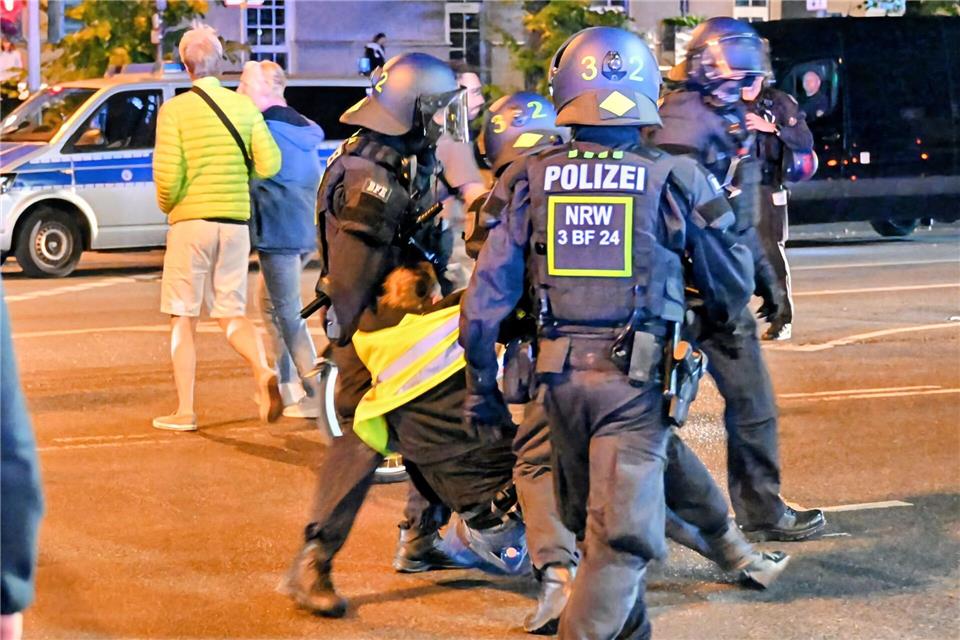 Erst gegen 5 Uhr war der Einsatz beendet.Henning Kaiser/dpa