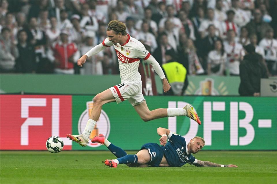 Erst gewann Nick Woltemade mit dem VfB Stuttgart den DFB-Pokal, dann zeigte er Mitgefühl mit Gegner Bielefeld.Federico Gambarini/dpa