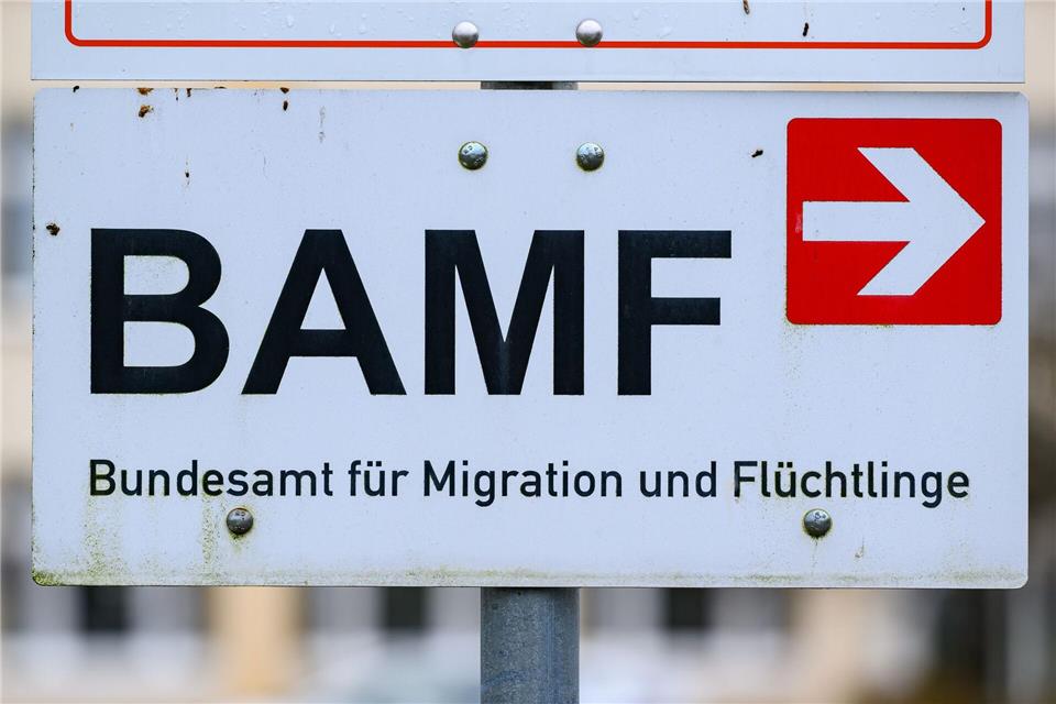 Erst ging es vor allem um Straftäter und sogenannte Gefährder. Inzwischen überprüft das Bundesamt für Migration und Flüchtlinge (Bamf) auch bei anderen Menschen aus Syrien, ob sie noch Anspruch auf Schutz haben. (Symbolbild) Patrick Pleul/dpa