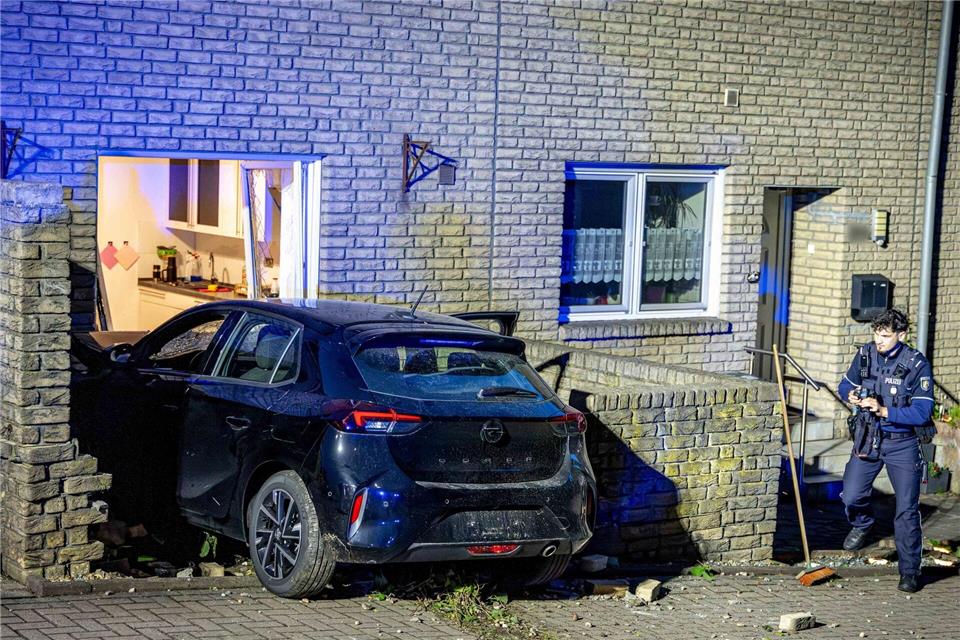 Erst in der Küchenwand blieb das Auto stehen.Justin Brosch/dpa