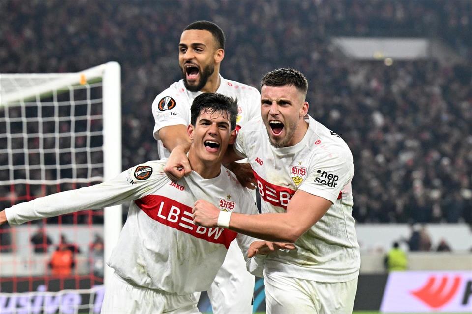 Erst in letzter Minute gelang Chema Andres (vorne links) der 3:2-Siegtreffer.Bernd Weißbrod/dpa