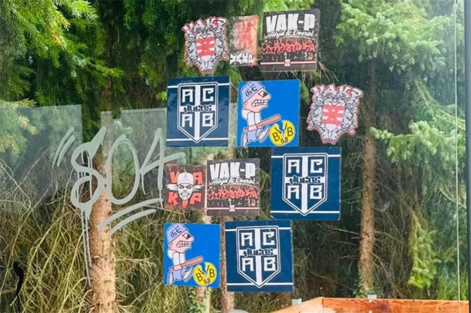 Erst kürzlich kam es zu einem Vandalismusvorfall an einer Bushaltestelle in Südlohn. Die Glasscheiben wurden beschmiert, mit Stickern beklebt und teilweise zerkratzt.