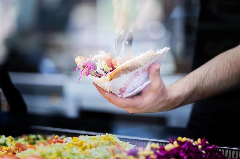 Erst landet ein Döner auf dem Boden, dann wurde es in Barth handgreiflich. (Illustration)Christoph Soeder/dpa