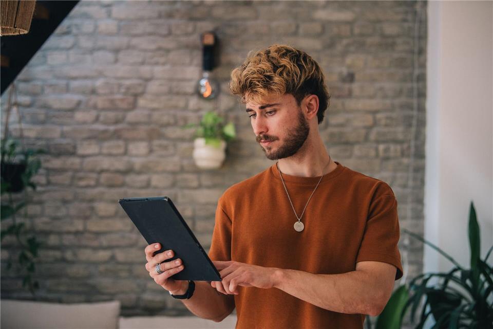 Erst mal checken, was schon da ist: In vielen Fällen ist man mit den bereits vorhandenen Policen auch gegen die Folgen von Cybercrime gut geschützt.picture alliance / dpa-tmn