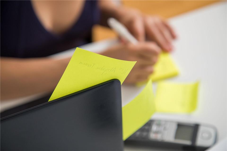 Erst mal einen Überblick über die Aufgaben verschaffen. Eine handschriftliche Liste kann dabei helfen.picture alliance / dpa-tmn