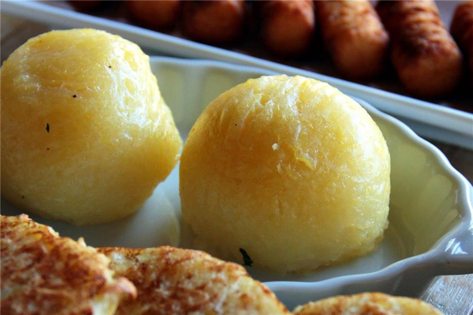 Erst mit Kartoffelklößen wird Weihnachten eine richtig runde Sache.picture alliance/dpa/dpa-tmn