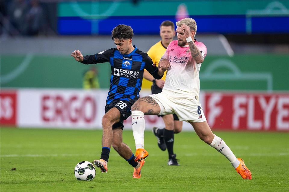 Nach Rückstand: Leverkusen rettet sich in Pokal-Achtelfinale  Erst nach 36. Minuten hatte die Werkself den ersten Torabschluss. David Inderlied/dpa