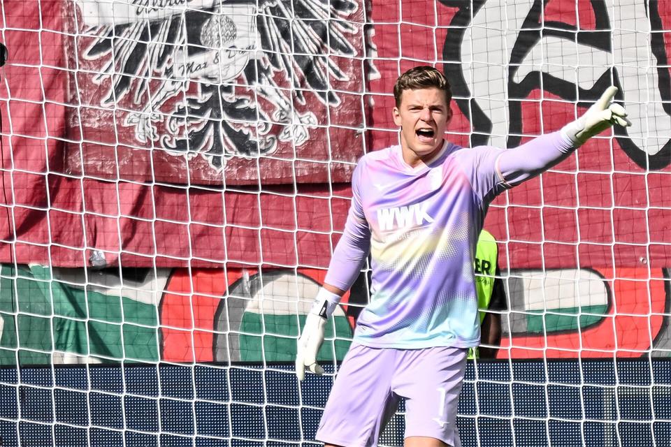 Erst nach Bremen, dann zur Nationalmannschaft: Augsburg-Keeper Finn Dahmen. (Archivbild)Harry Langer/dpa