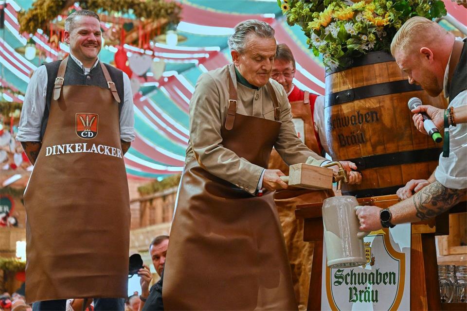 Erst nach dem Fassanstich darf auch in den anderen sieben Zelten Bier ausgeschenkt werden.Marijan Murat/dpa