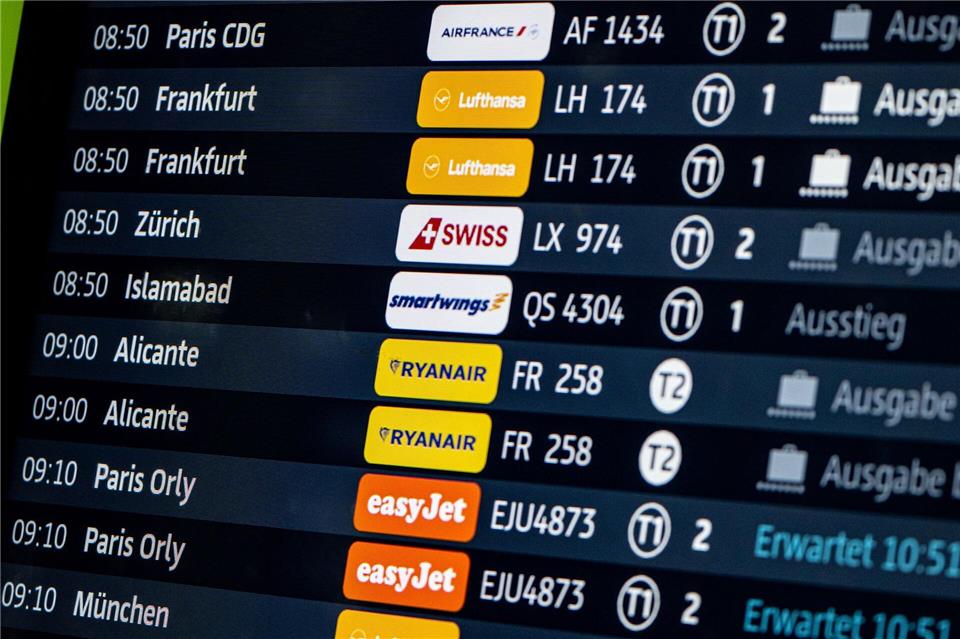 Erst setzte man die Geflüchteten auf Linienflüge via Istanbul. Inzwischen werden jedoch auch Chartermaschinen eingesetzt. (Symbolbild)Fabian Sommer/dpa