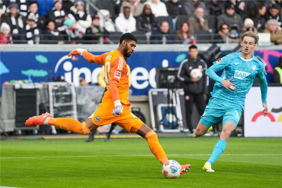 Erst stark, beim Gegentor aber unglücklich: Frankfurts Torhüter Kaua Santos.Marc Schüler/dpa