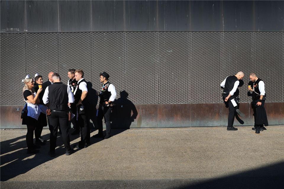Erst um 12 Uhr konnten die Bedienungen Bier verteilen.Karl-Josef Hildenbrand/dpa