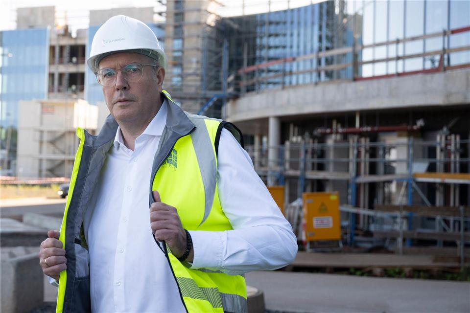 Schweitzer lädt zu Amerika-Gespräch Erst vor wenigen Tagen besuchte Ministerpräsident Schweitzer die Großbaustelle des künftigen US-Krankenhauses in Weilerbach. (Archivbild)Boris Roessler/dpa
