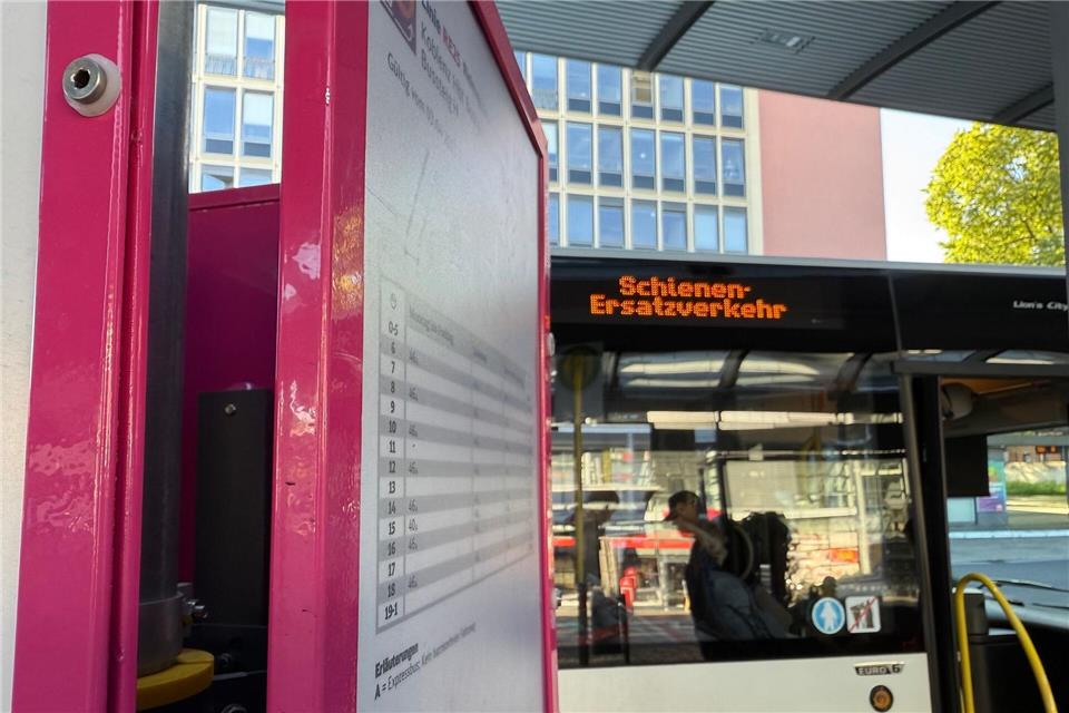 Erst vor wenigen Tagen gab es Ersatzverkehr nach Köln. (Archivbild)Mona Wenisch/dpa