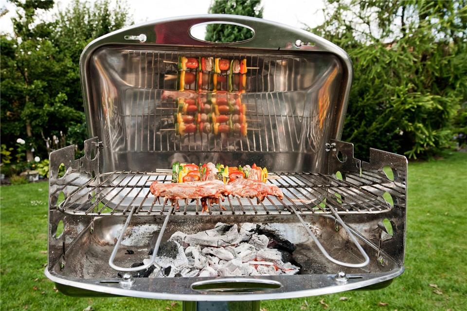 Erst wenn die Holzkohle von einer weißen Ascheschicht bedeckt ist, sollte das Grillgut auf den Rost.Monique Wüstenhagen/dpa-tmn