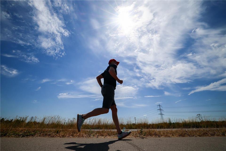 Erst zum Ende der Woche sinken die Temperaturen unter die 30-Grad-Marke. (Symbolbild)Christoph Reichwein/dpa