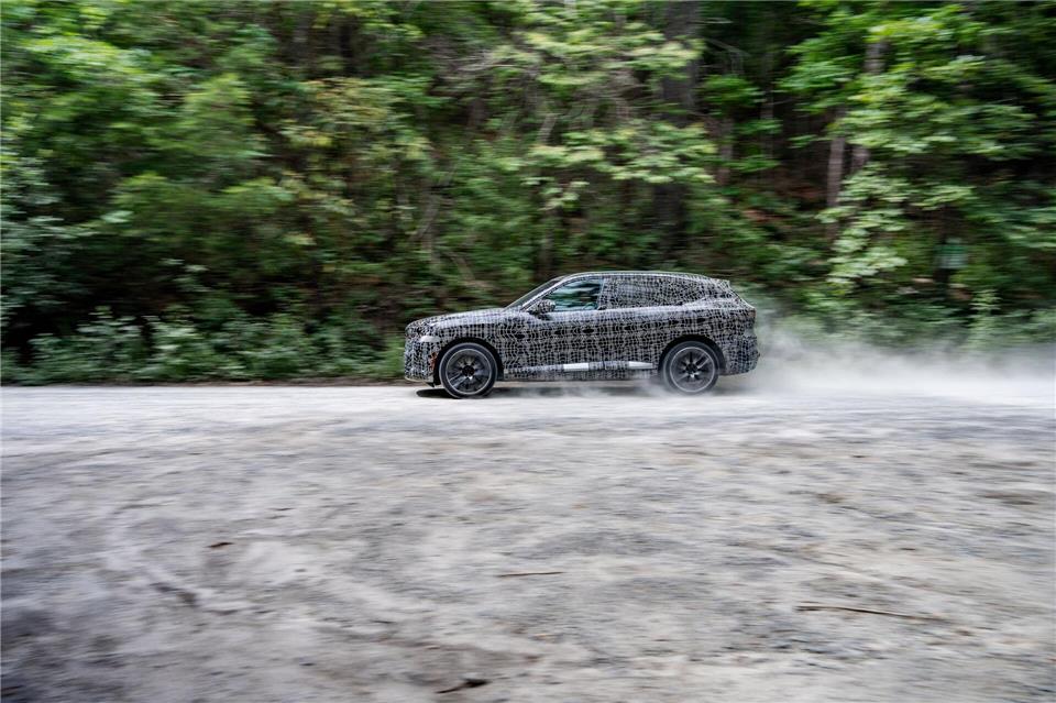 Erstaunlich agil für einen großen Geländewagen: der Prototyp des X5 bei einer Testfahrt.BMW AG/dpa-tmn