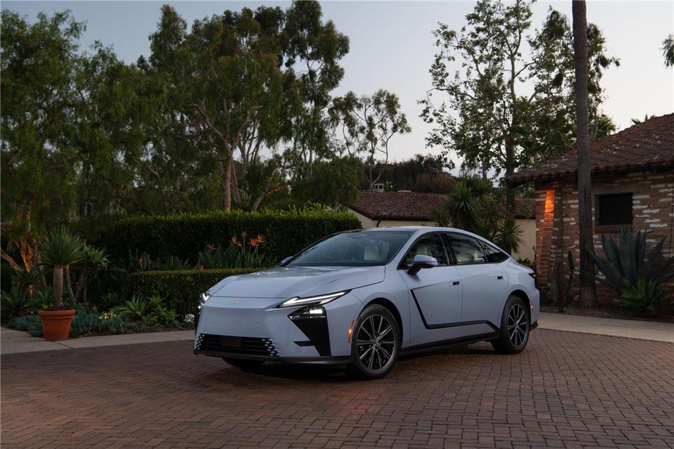 Erste Elektro-Limousine von Lexus: Mit der achten Generation des ES bringt Lexus erstmals eine vollelektrische Variante seiner Premium-Limousine auf den Markt.Jade Nelson/Lexus/dpa-tmn