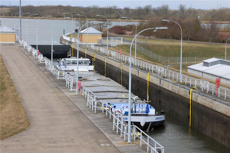 Erste Frachtschiffe passieren wieder den KanalPeter Gercke/dpa