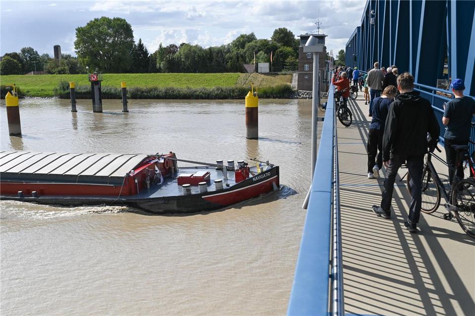 Erste Fußgänger und Radfahrer überquerten die neue Friesenbrücke bei Weener. Lars Penning/dpa