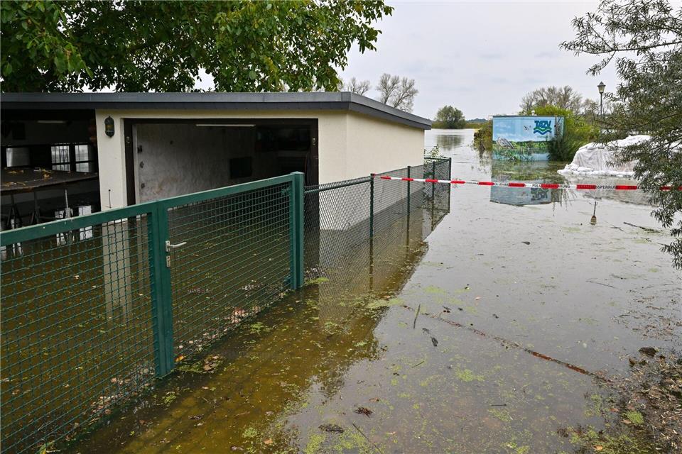 Erste Garagen und Gehwege stehen in Fürstenberg, einem Stadtteil von Eisenhüttenstadt, unter Wasser. Patrick Pleul/dpa