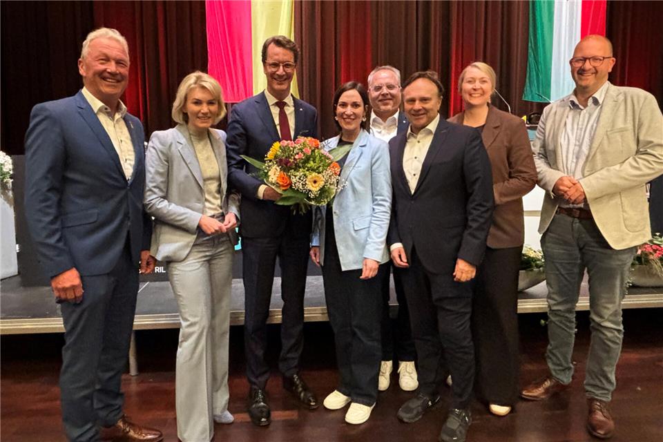 Erste Glückwünsche nach der erneuten Nominierung: Hendrik Wüst (3. von links) wurde fast einstimmig als Direktkandidat für die Landtagswahl 2027 aufgestellt. 