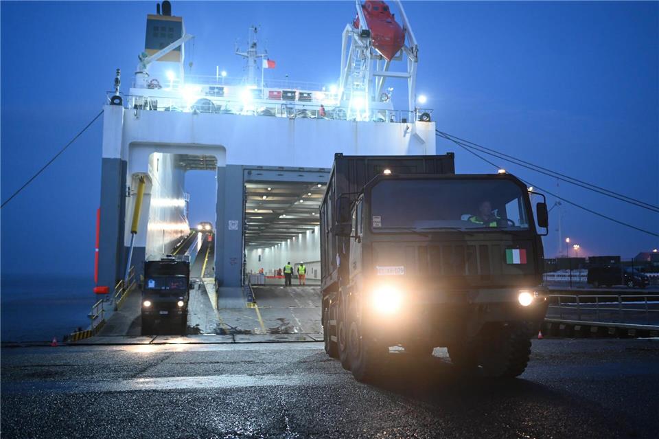 Erste Militärfahrzeuge sind in Emden angekommen. Lars Penning/dpa