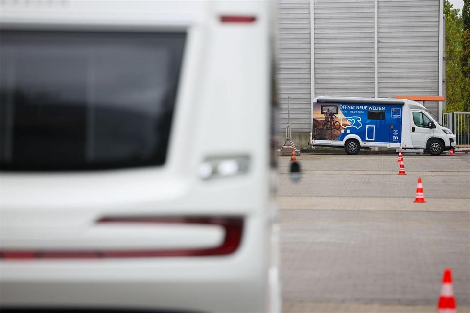Erste Reisemobile und Wohnwagen sind bereits eingetroffen an den Düsseldorfer Messehallen, nächste Woche werden es noch deutlich mehr.Christoph Reichwein/dpa