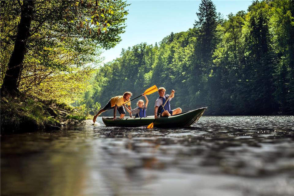 Erste Schläge für den Nachwuchs? Die Berounka ist ideales Terrain für Paddeleinsteiger - und familientauglich.Jan Kasl/Czech Tourism/dpa-tmn