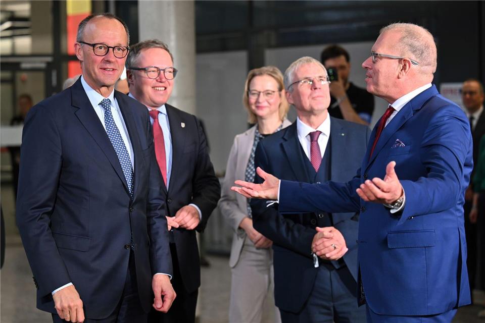 Erste Station des Antrittsbesuches von Bundeskanzler Friedrich Merz war das Fraunhofer-Institut für Angewandte Optik und Feinmechanik in Jena.Martin Schutt/dpa