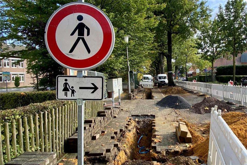 Erste Steine des Gehwegs sind aufgenommen worden. 