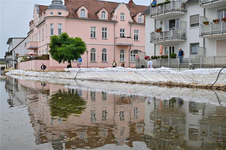 Erste Straßen sind in Eisenhüttenstadt überflutet. Die Stadt muss sich auf weiter steigende Wasserstände einstellen.Patrick Pleul/dpa