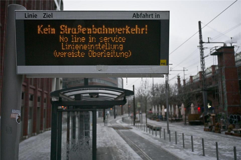 Erste Straßenbahnen fahren nach dem Eisregen wieder durch die Stadt. Markus Lenhardt/dpa