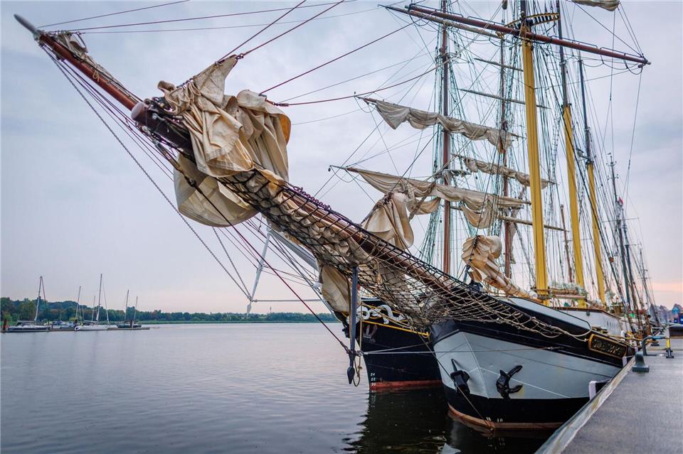 Erste Traditionssegler liegen vor Beginn der 35. Hanse Sail im Stadthafen. Jens Büttner/dpa