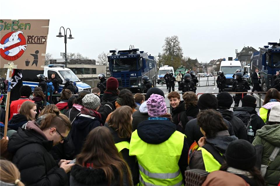 Erste Verletzte erreichen das Uniklinikum. Michael Brandt/dpa