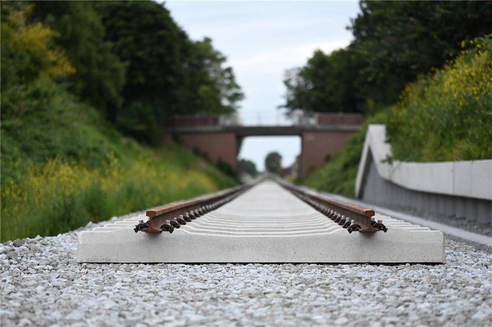 Start der Bahnlinie Bremen-Groningen verzögert sich erneut Erste Züge werden auf der sogenannten Wunderline voraussichtlich erst im Sommer 2026 fahren. (Archivbild)Lars Penning/dpa