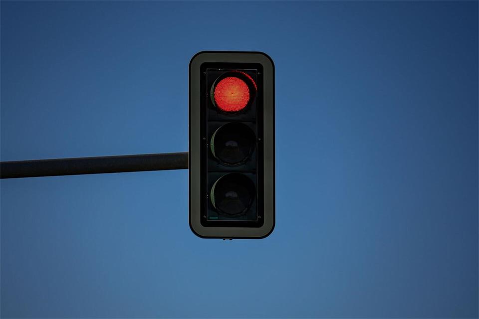 Ersten Erkenntnissen der Polizei zufolge soll die 62-Jährige bei Rot gefahren sein. (Symbolbild)Jan Woitas/dpa