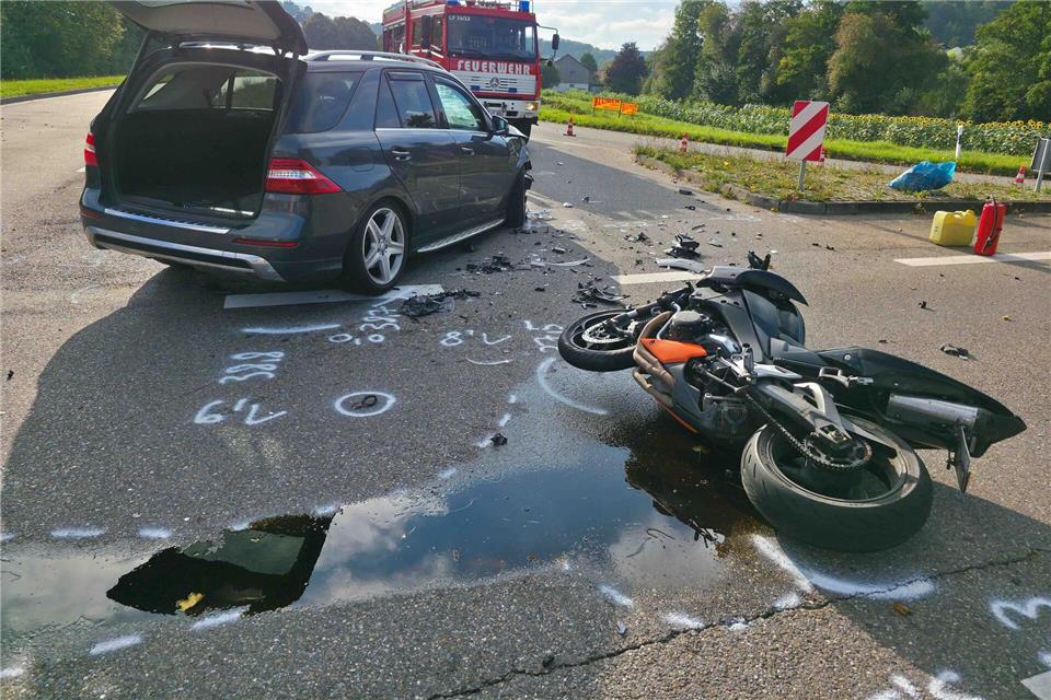 Ersten Ermittlungen zufolge übersah der Autofahrer den Motorradfahrer. Dettenmeyer/SDMG/dpa