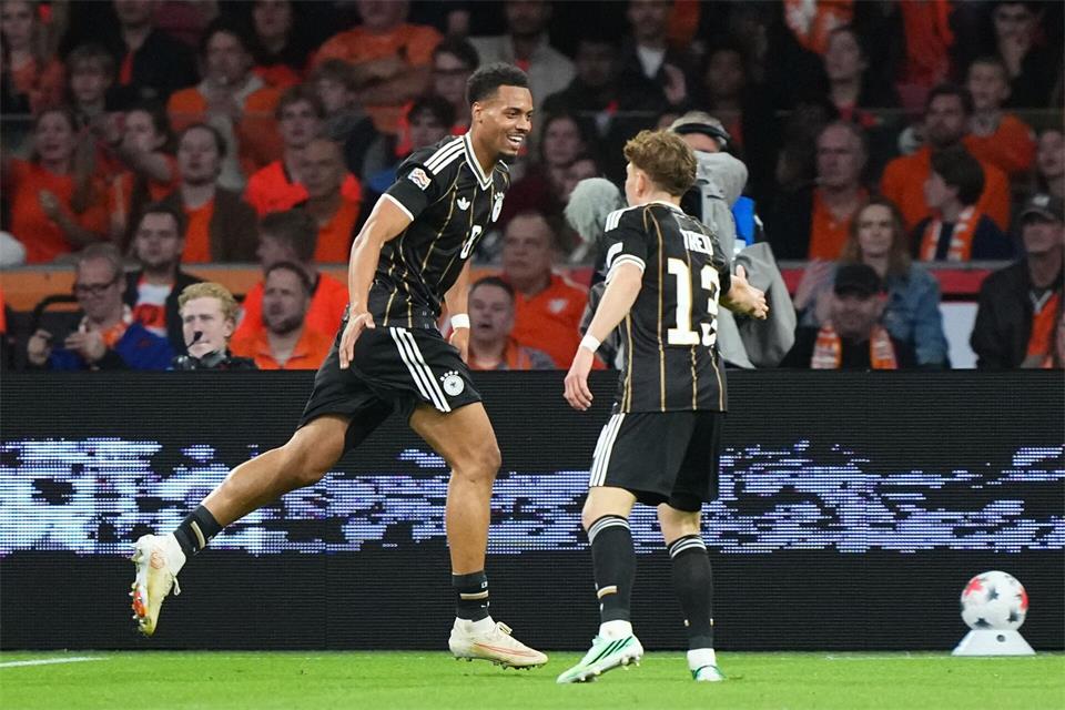 Erster Gratulant: Philipp Treu (r) bereitete das Tor von Felix Nmecha mit vor.Martin Meissner/AP/dpa