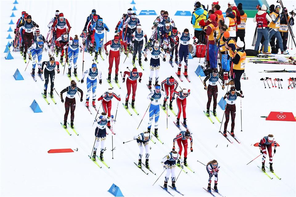 Erster Olympia-Start für die Skilangläuferinnen in Tesero.Daniel Karmann/dpa