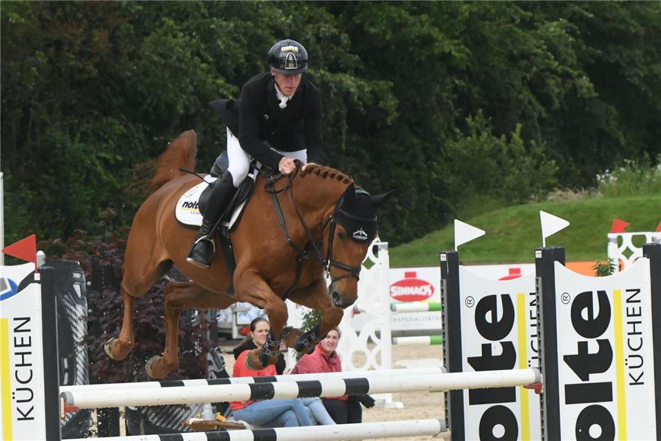 Erster Start am Abend im L-Springen, erster Sieg: Marcus Ehning mit dem jungen Diaquito.