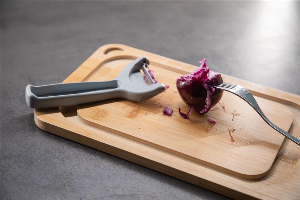 Erstes Fazit: Die Zwiebel lässt sich nur schwer mit dem Schäler zerkleinern.Christin Klose/dpa-tmn