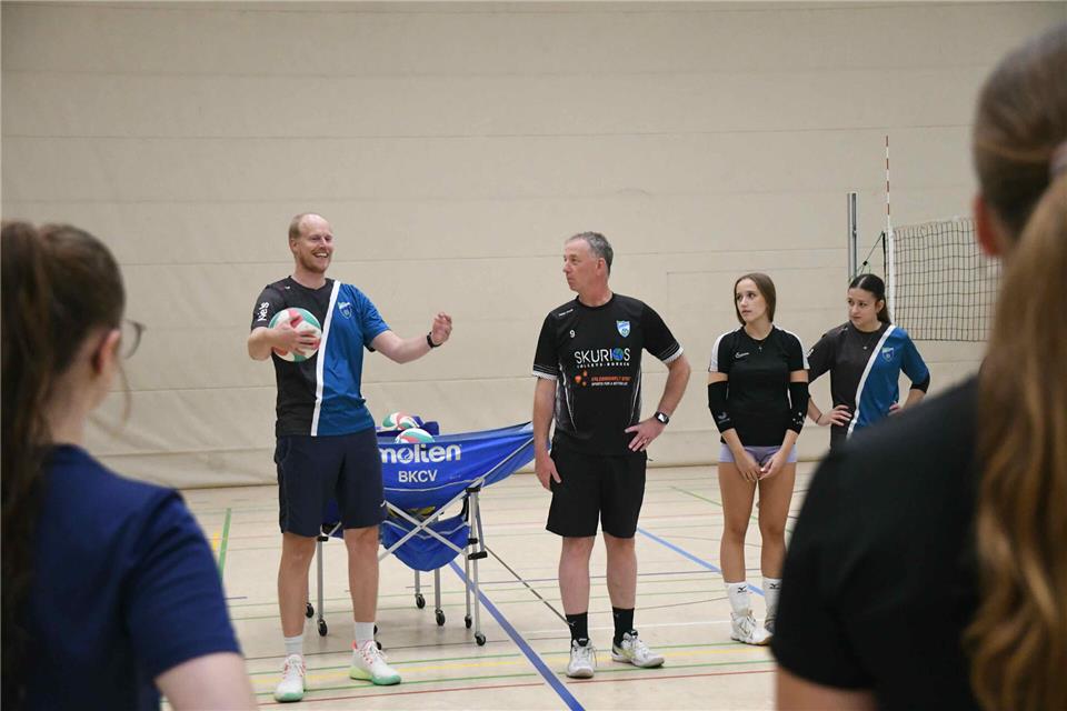 Volleyball: Neuer Nachwuchstrainer lernt den RSV Borken und die Spielerinnen kennen Erstes Kennenlernen: RSV-Nachwuchstrainer Niels Ringenaldus (links) mit Jugendcoach Bernd Rudde beim Trainingsauftakt in Burlo. Fotos: Andresen