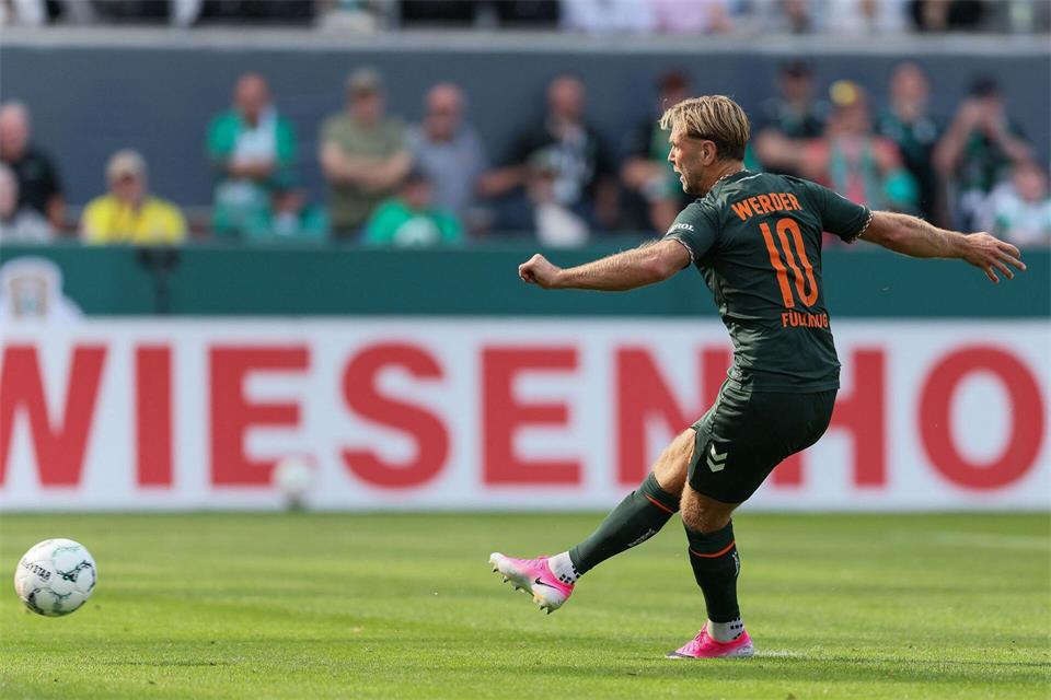 Erstes Spiel, erstes Tor: Niclas Füllkrug verwandelt gegen den Lüneburger SK seinen Foulelfmeter. Selim Sudheimer/dpa