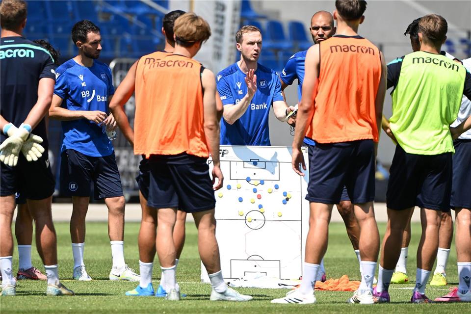 Erstes Training beim KSC für Neu-Coach Maximilian Senft (M).Uli Deck/dpa